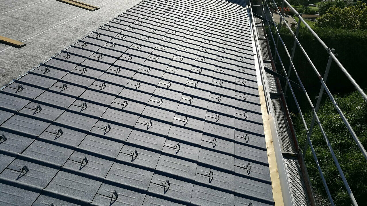 Neubau in Monthey mit PREFA Dachplatten steingrau