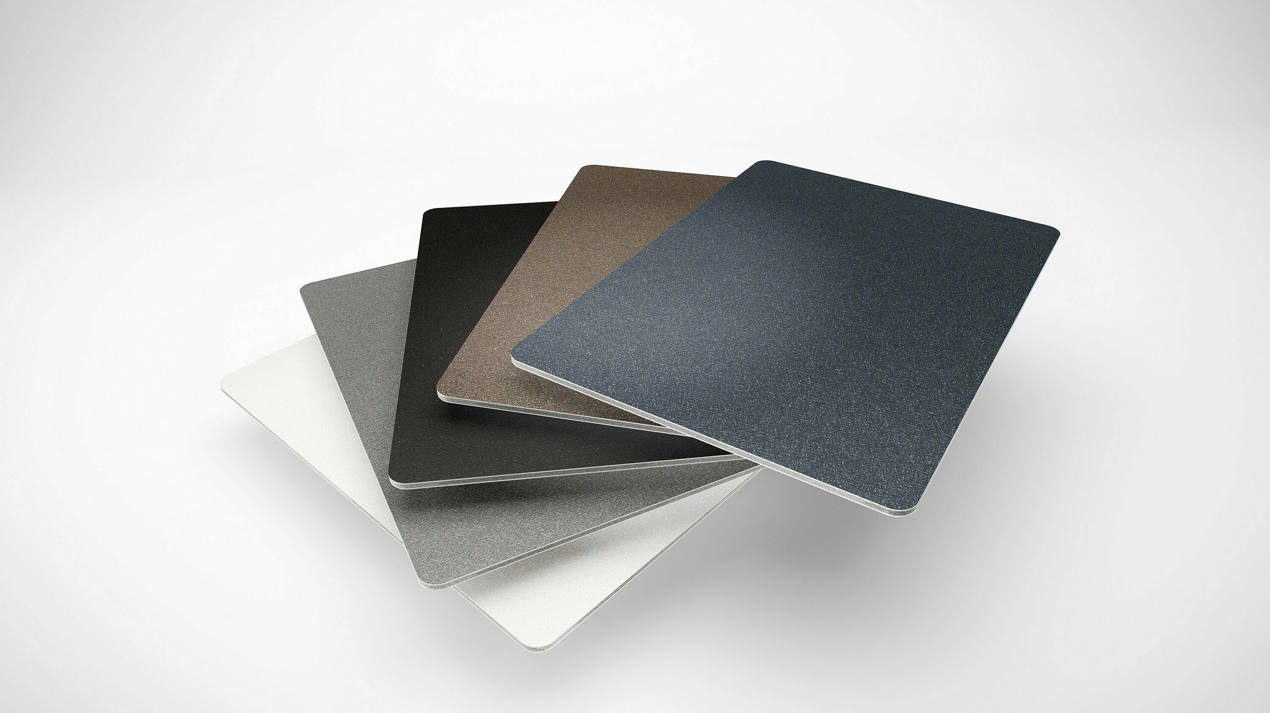 Die PREFABOND Aluminium Verbundplatten  gibt es jetzt in fünf neuen P.10 Farben.  Die einzelnen Farbmuster liegen wie ein  Fächer übereinander.