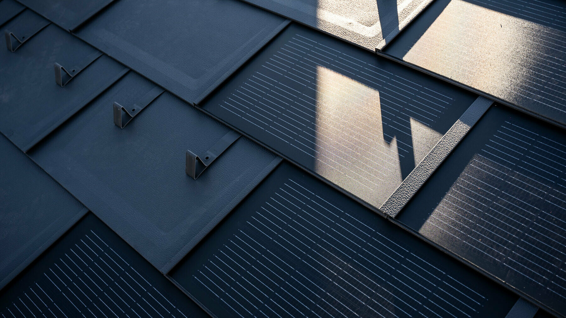Gros plan de tuile solaire PREFA posée 