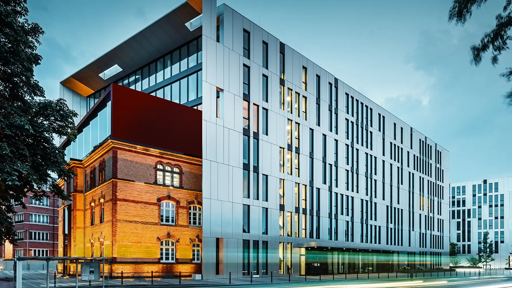Il palazzo di nuova costruzione al centro di Düsseldorf è stato rivestito con pannelli compositi in alluminio di PREFA.
