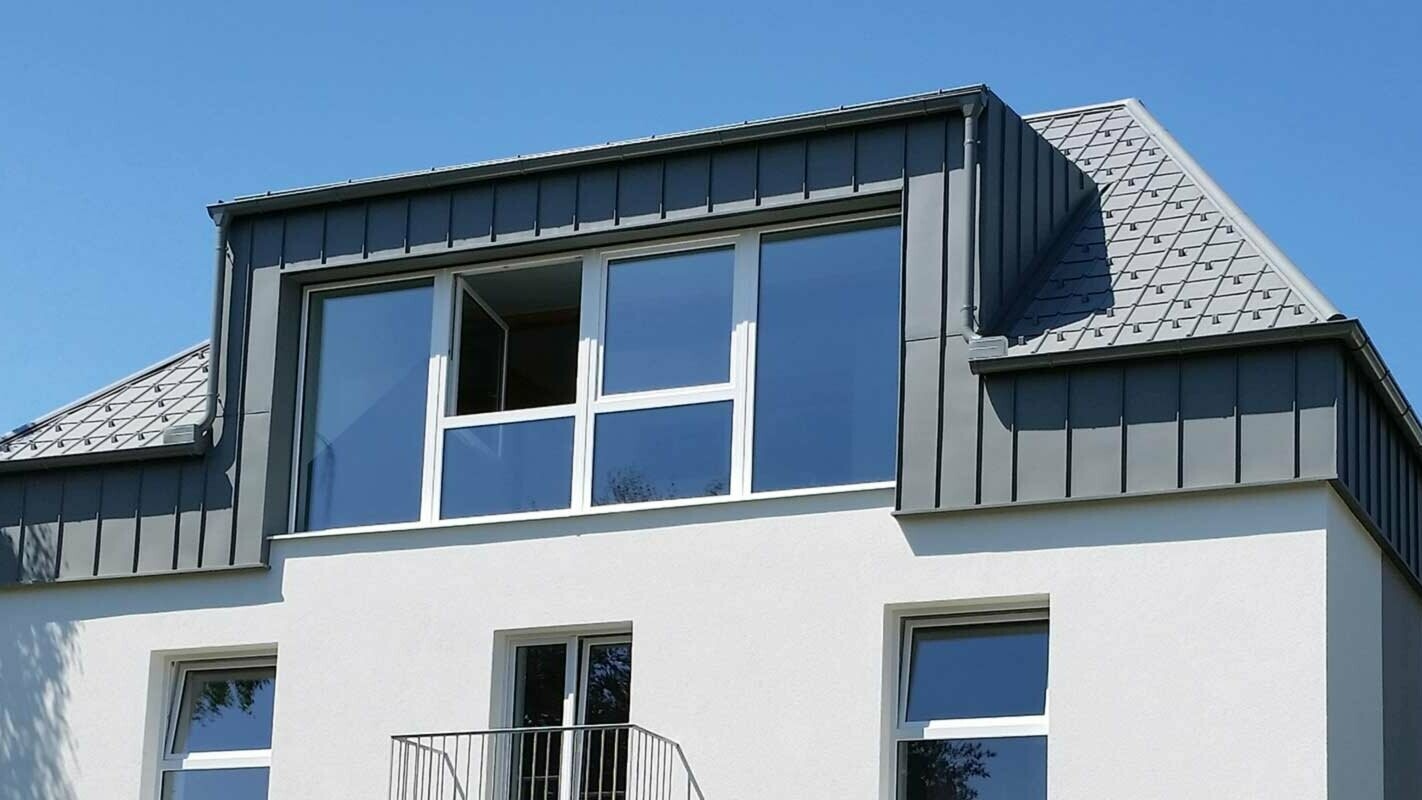 Haus nach der Dachsanierung mit Prefalz und der PREFA Dachplatte in Österreich