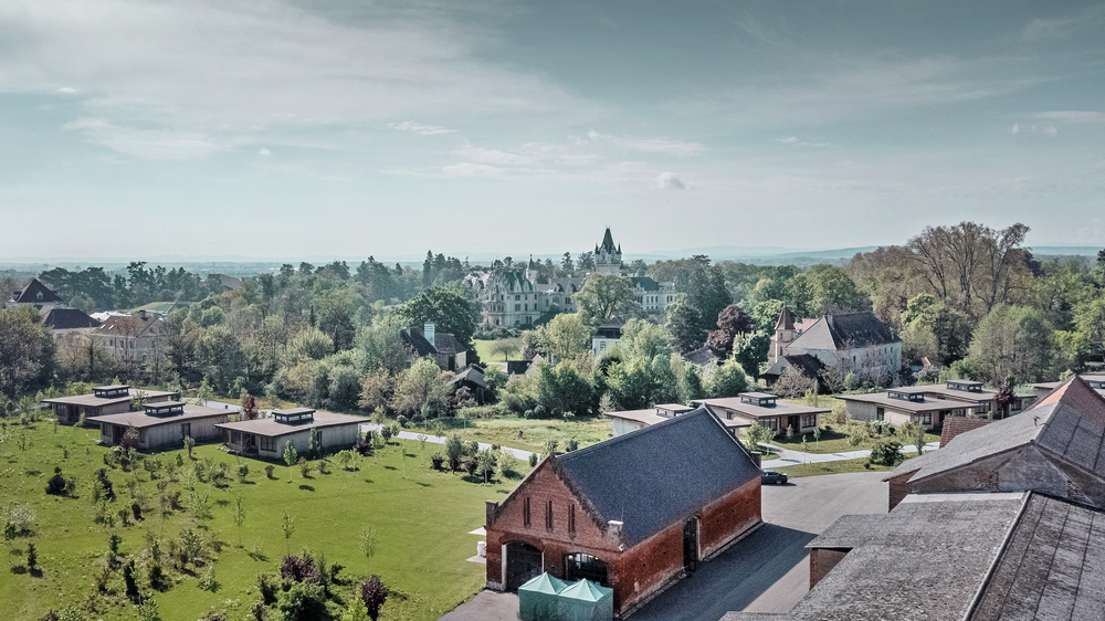Luftbildaufnahme des Schlossparks in Grafenegg. Namhafte Architekten und Experten kamen bereits zum vierten Mal zusammen, um Objekte für die PREFARENZEN 2023 auszuwählen.