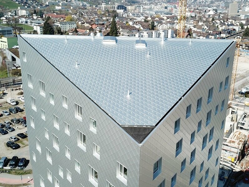 Die Dachansicht vom Tower in Horw mit der eloxierten Dach- und Wandraute 44 x 44 eloxiert