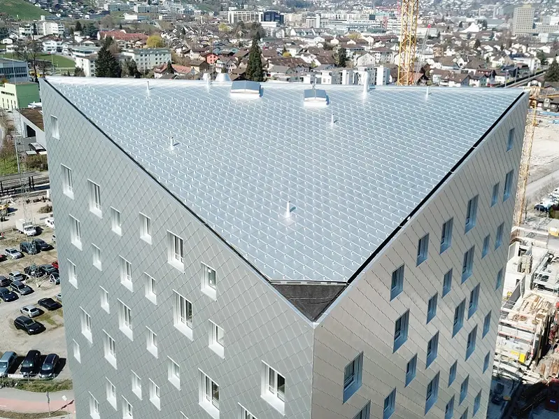 Die Dachansicht vom Tower in Horw mit der eloxierten Dach- und Wandraute 44 x 44 eloxiert