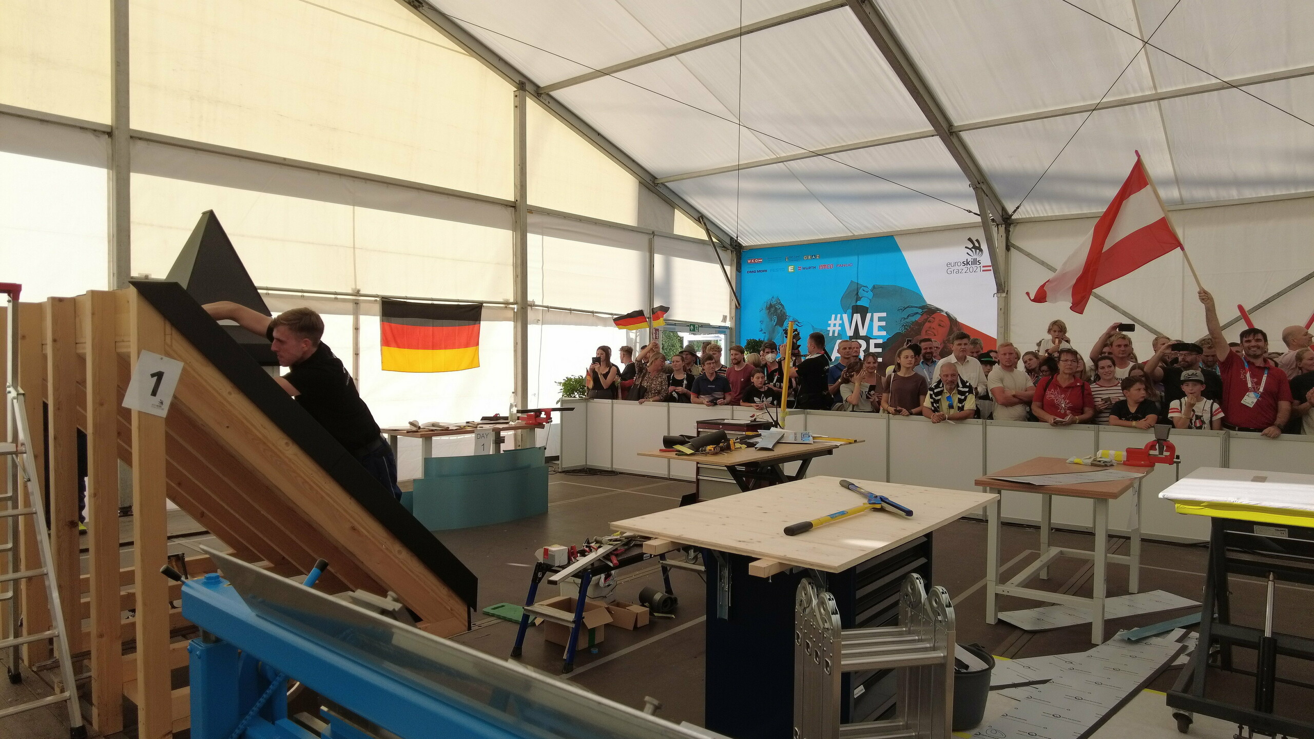 Der deutsche Teilnehmer Jonas Carstens kümmert sich um den letzten Schliff an seinem Wettbewerbsmodell