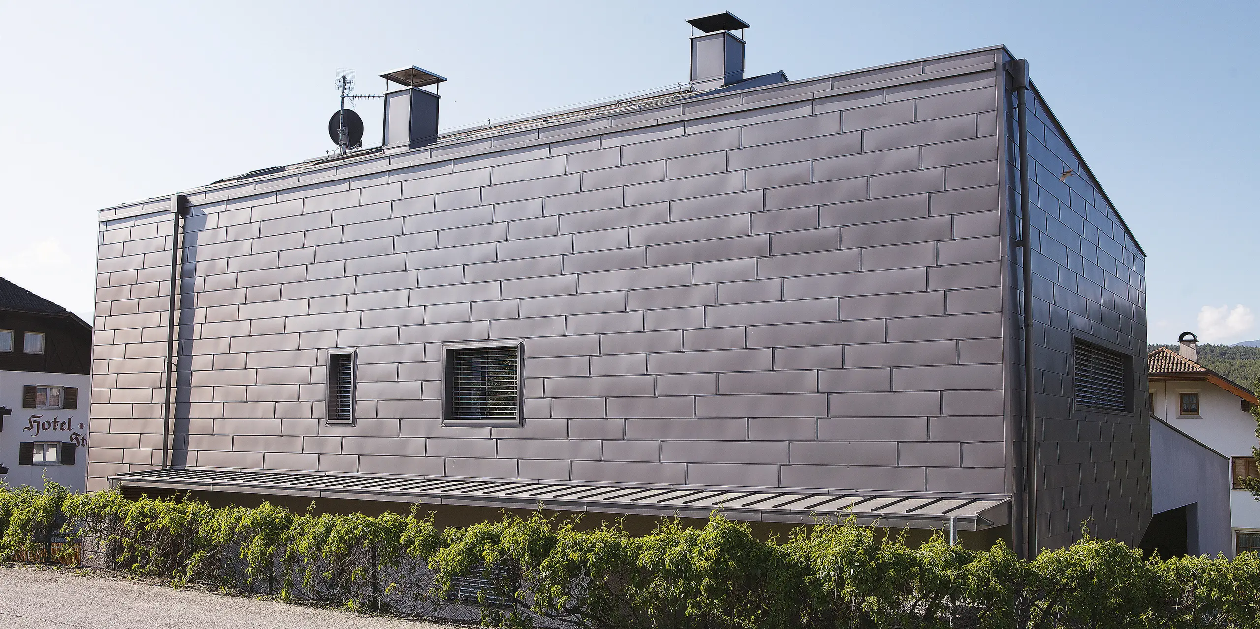 Moderne Architektur trifft auf Funktionalität: Das Einfamilienhaus in Pfalzen überzeugt mit einer PREFALZ Fassade aus robustem Aluminium. Die Wandverkleidung schützt dauerhaft vor Witterungseinflüssen und verleiht dem Gebäude eine klare, zeitlose Optik.