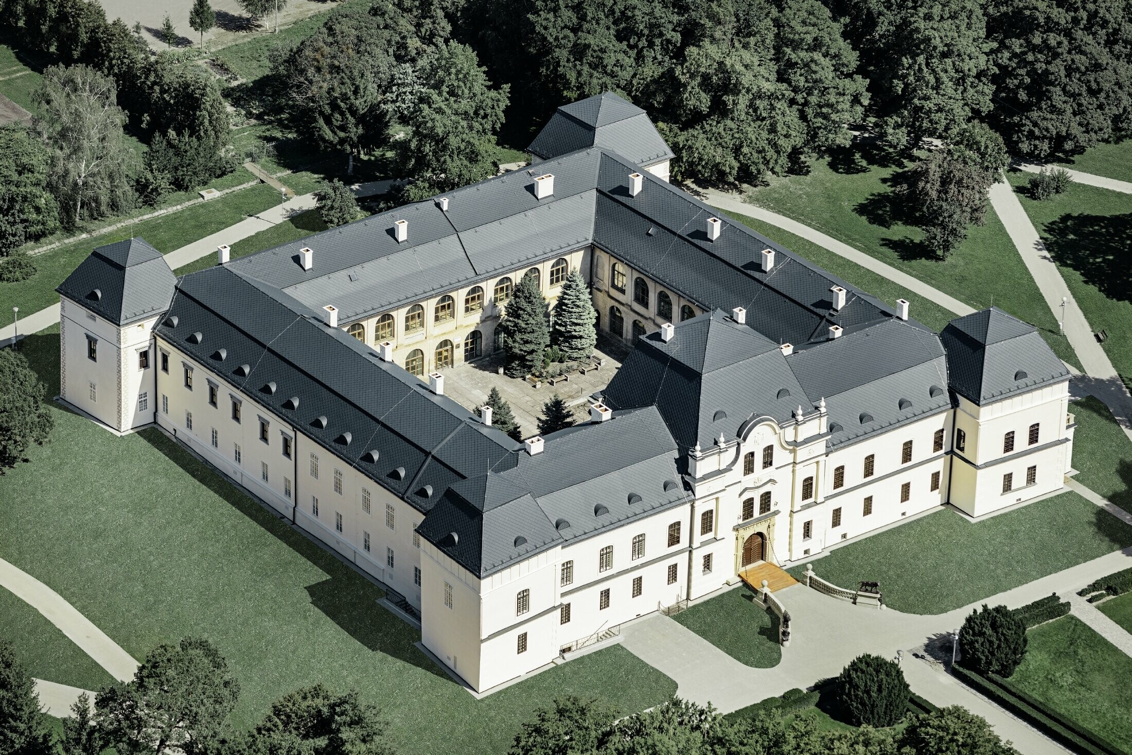 Castello Humenné costruito nello stile del rinascimento e rivestimento ristrutturato in scaglie PREFA antracite