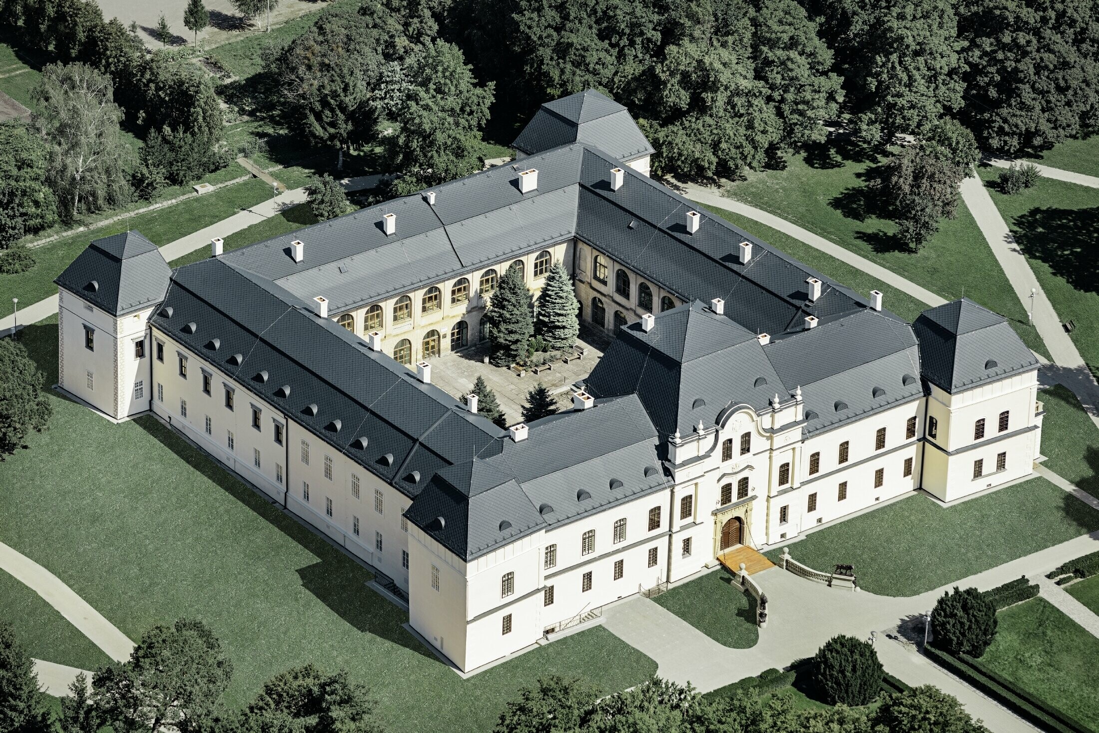 Château de Humenné, de style Renaissance — Nouvelle toiture réalisée avec des losanges de toiture PREFA couleur anthracite