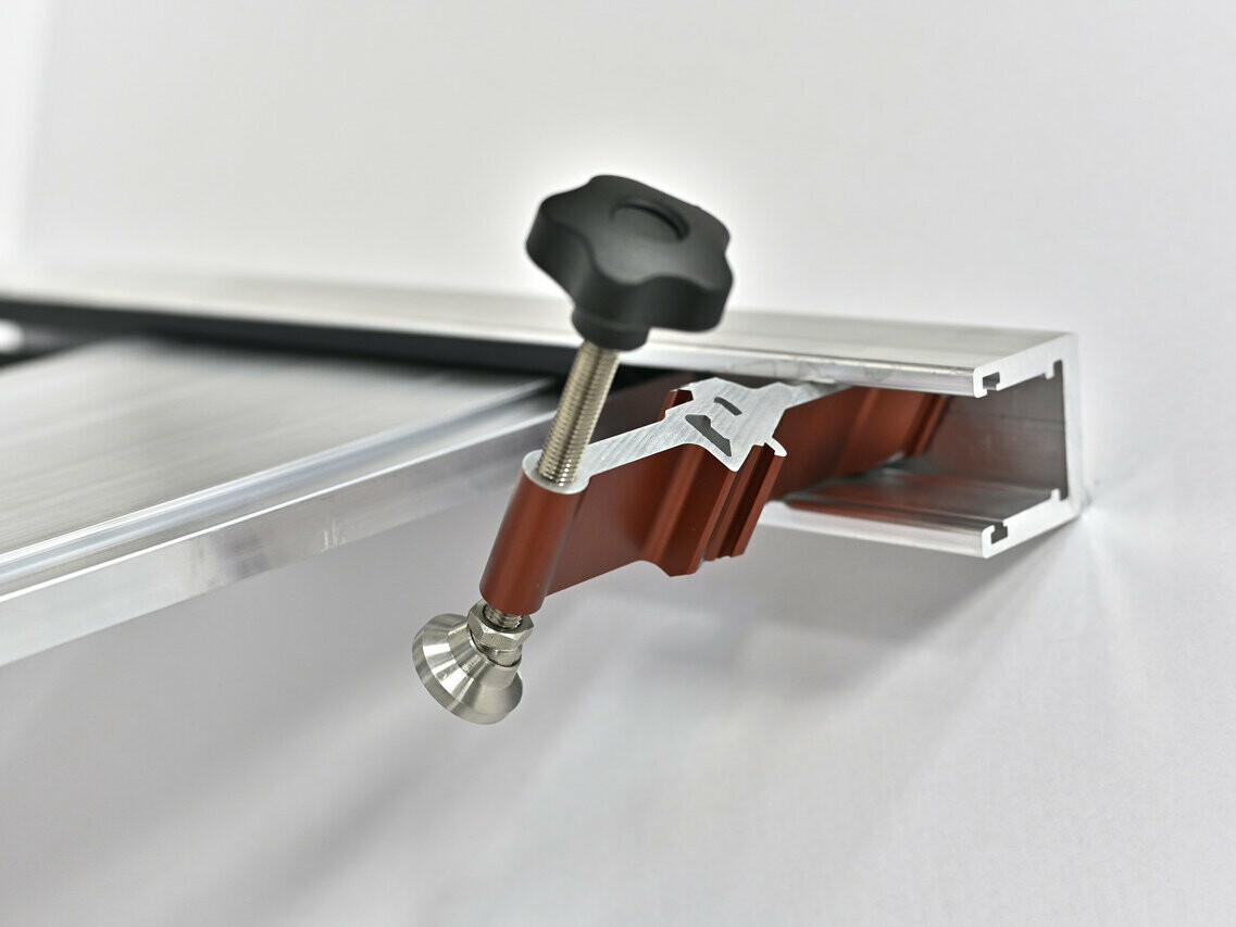 Photo de la nouvelle pièce de serrage avec vis à six pans, pour la protection contre les crues PREFA
