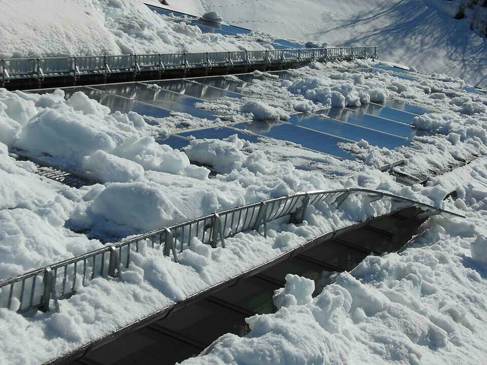 I carichi di neve rovinano i sistemi di trattenuta della neve sui tetti con impianti fotovoltaici, se non si adottano misure sufficienti.