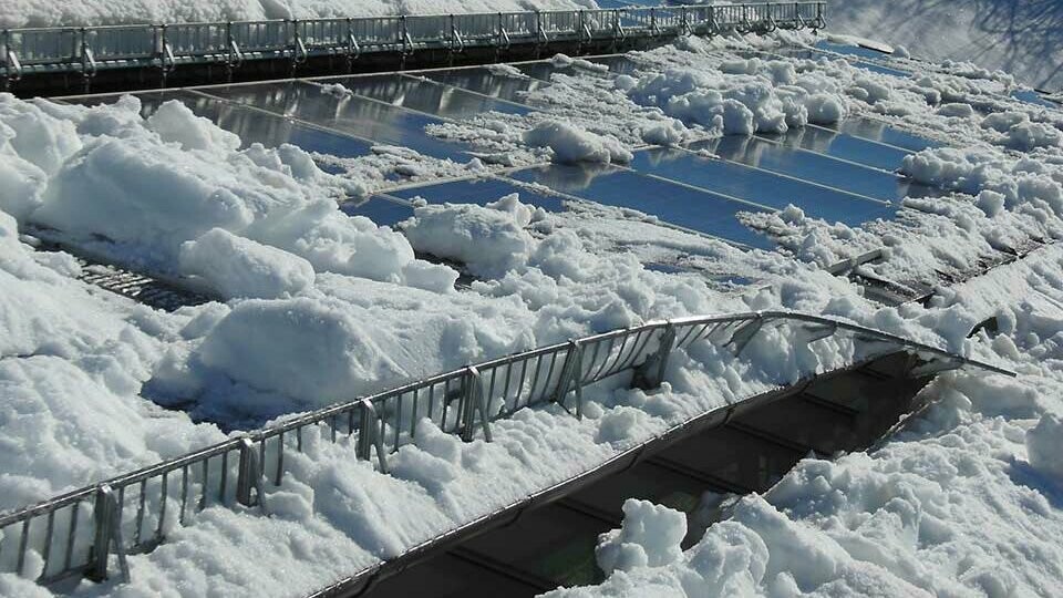 La neige détruit les systèmes de retenue de neige sur les toits dotés de panneaux photovoltaïques si l’on ne prend pas les mesures adéquates.