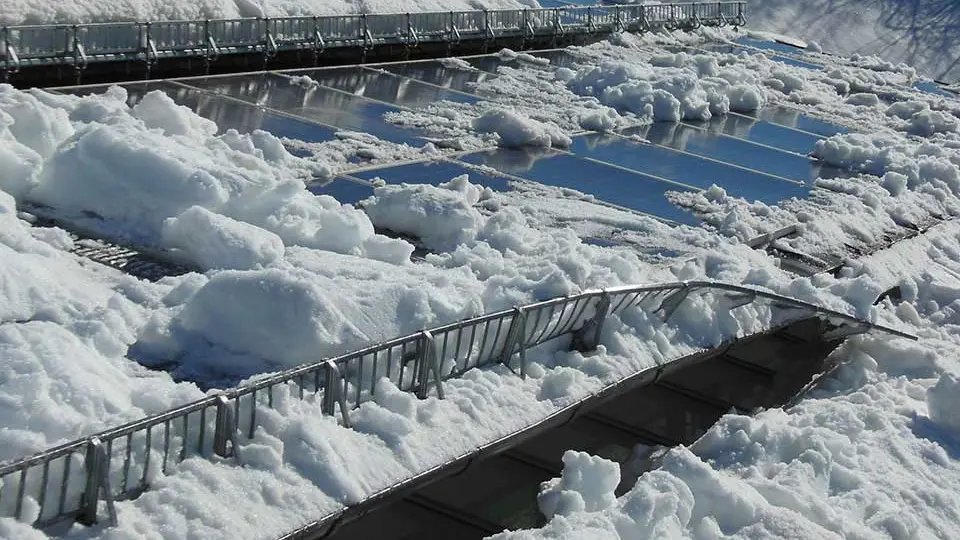 La neige détruit les systèmes de retenue de neige sur les toits dotés de panneaux photovoltaïques si l’on ne prend pas les mesures adéquates.