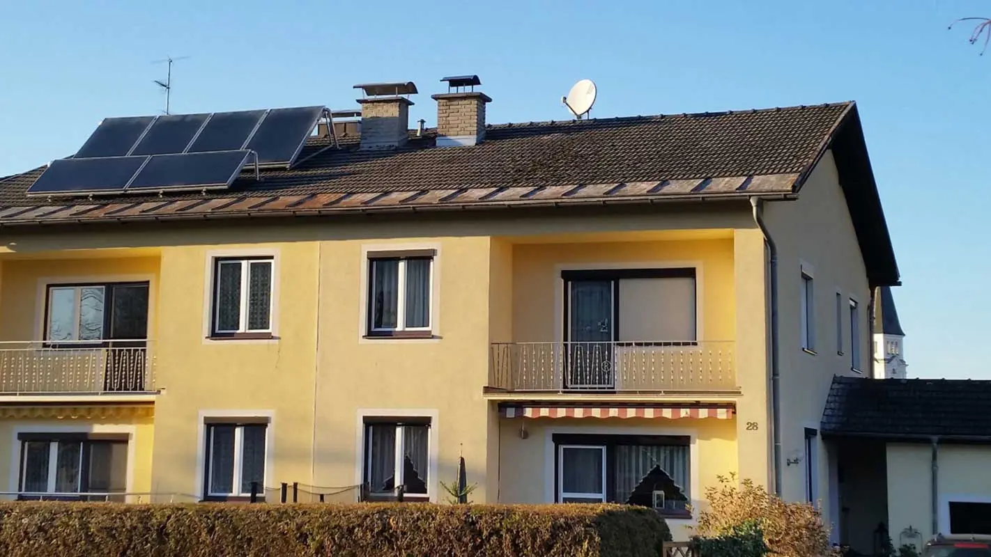 Condominio prima della ristrutturazione del tetto con tegole PREFA in Austria