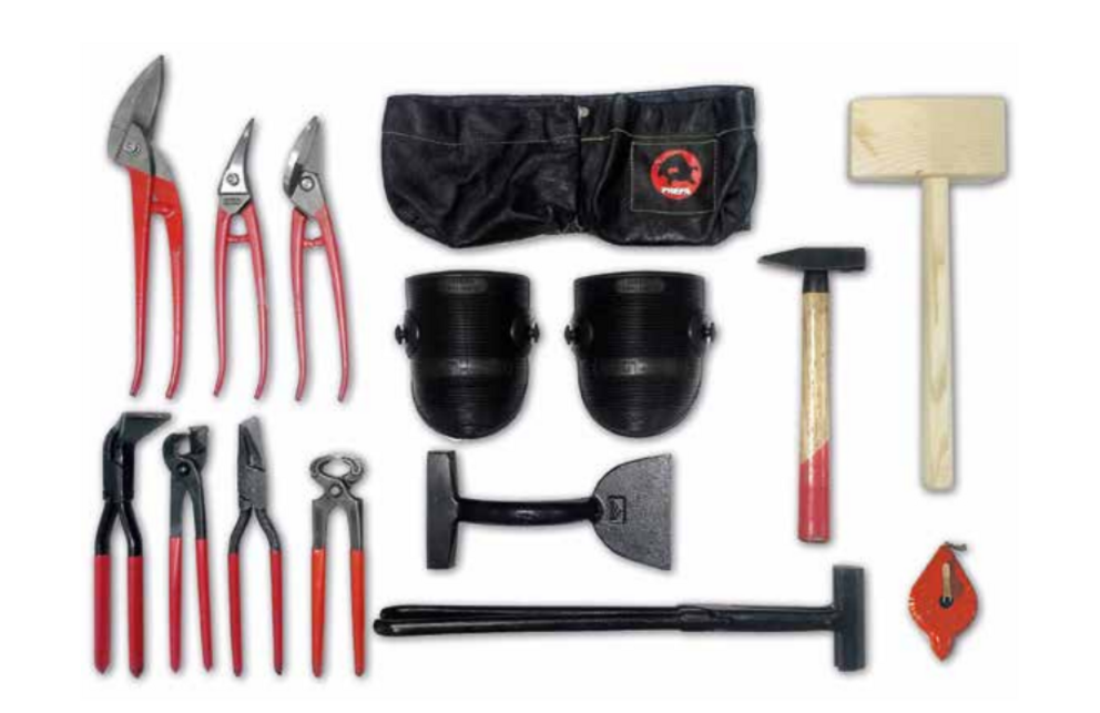 [Translate to Français:] [Translate to Français:] Abbildung von erforderlichem Werkzeug bei der Verlegung von PREFA Kleinformat-Produkten