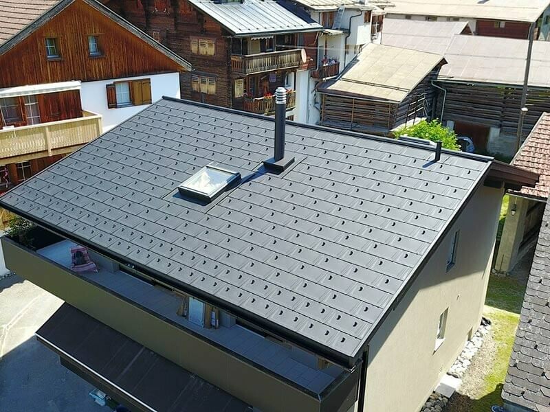 Zweifamilienhaus in Sagogn mit der PREFA Dachplatte R.16 in schwarz