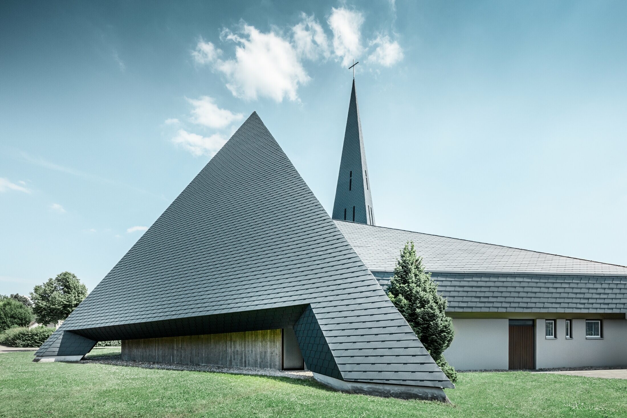 Chiesa cattolica a Langenau con un design piramidale rivestita in scandole PREFA in antracite