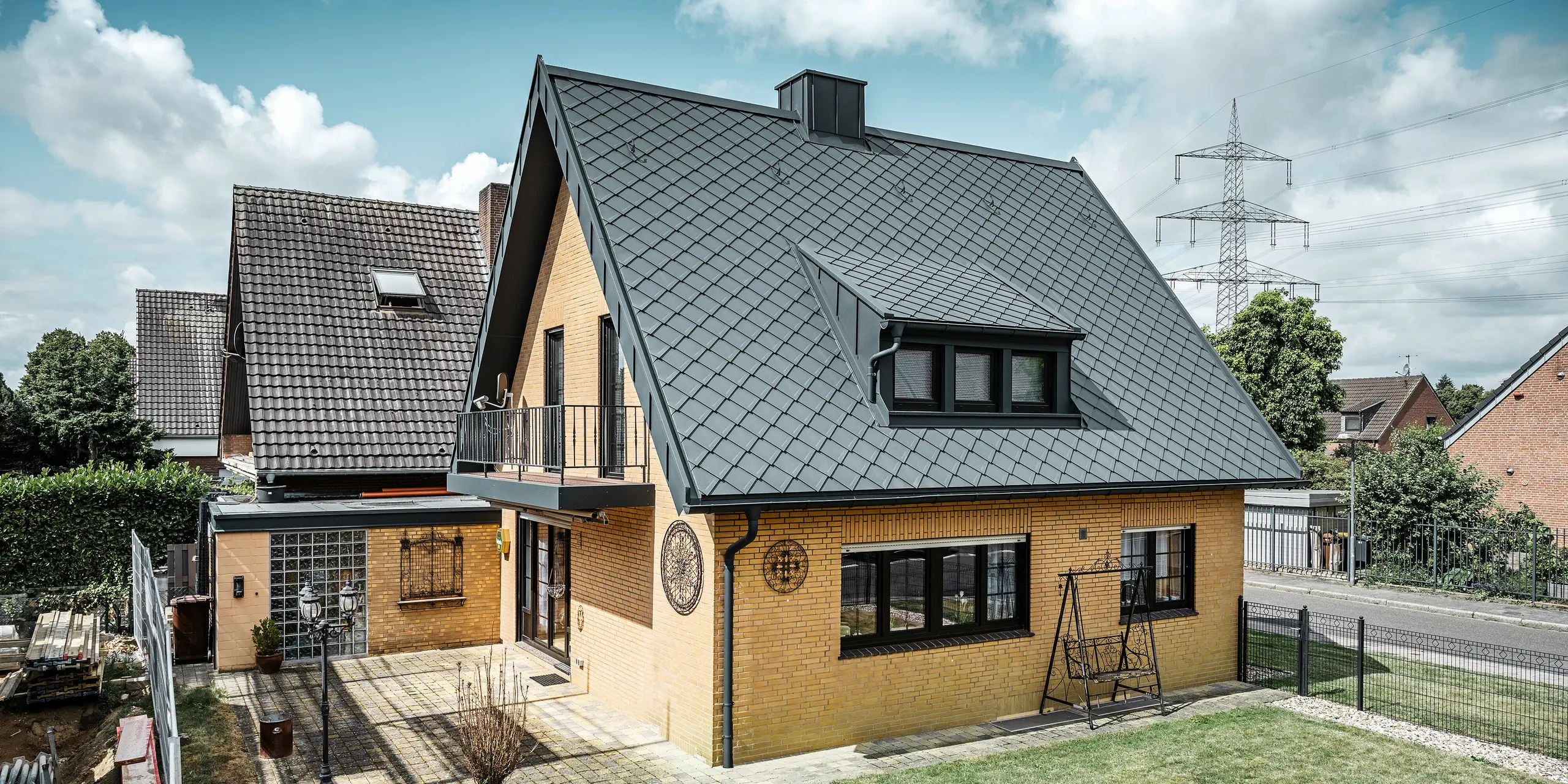 Losange de toiture 29x29 PREFA, joint debout PREFALZ, gouttière suspendue et tuyau de descente de couleur P.10 anthracite ornent une maison individuelle à Tönisvorst.