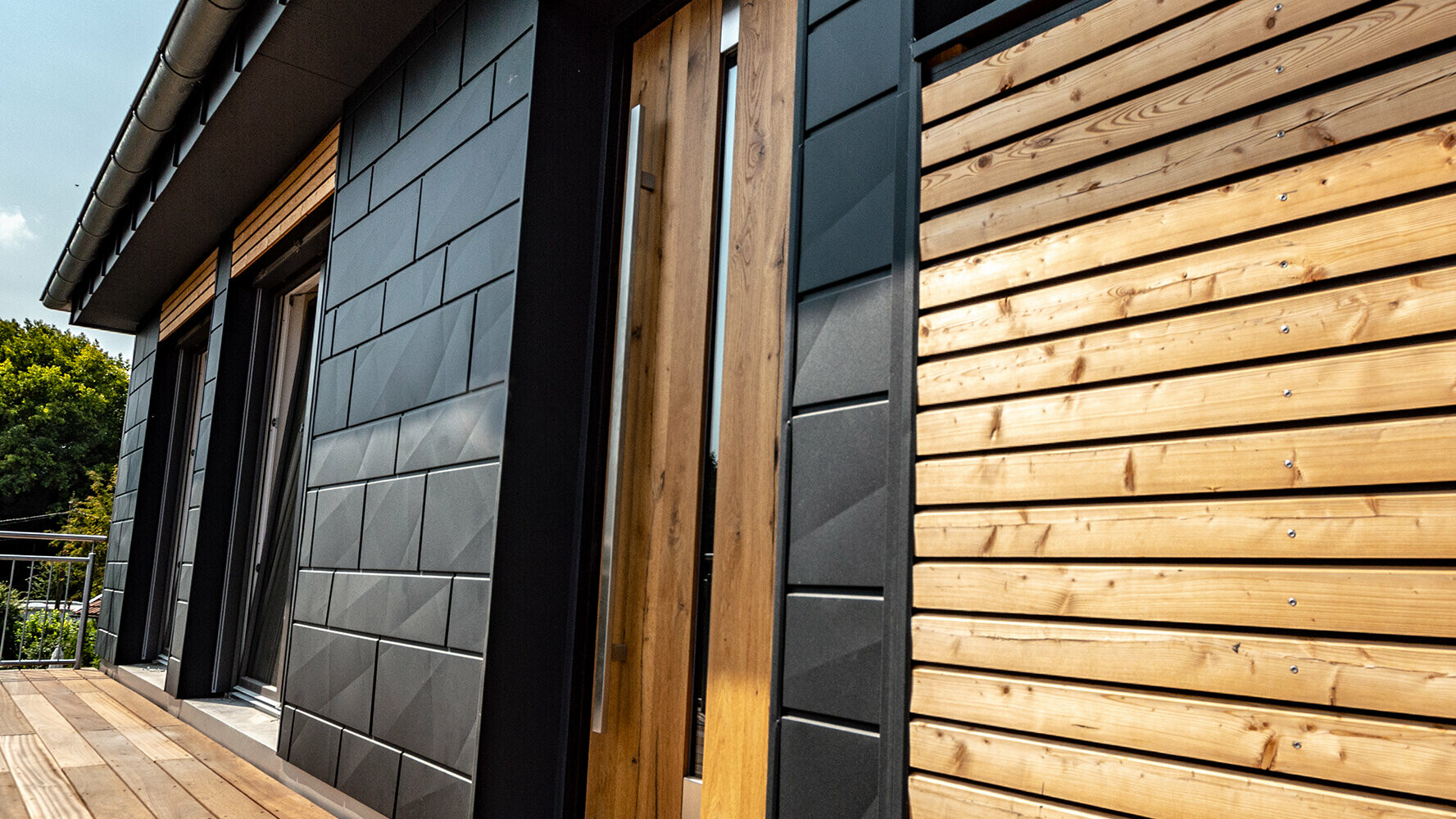 Casa unifamiliare con una facciata combinata in alluminio e legno
