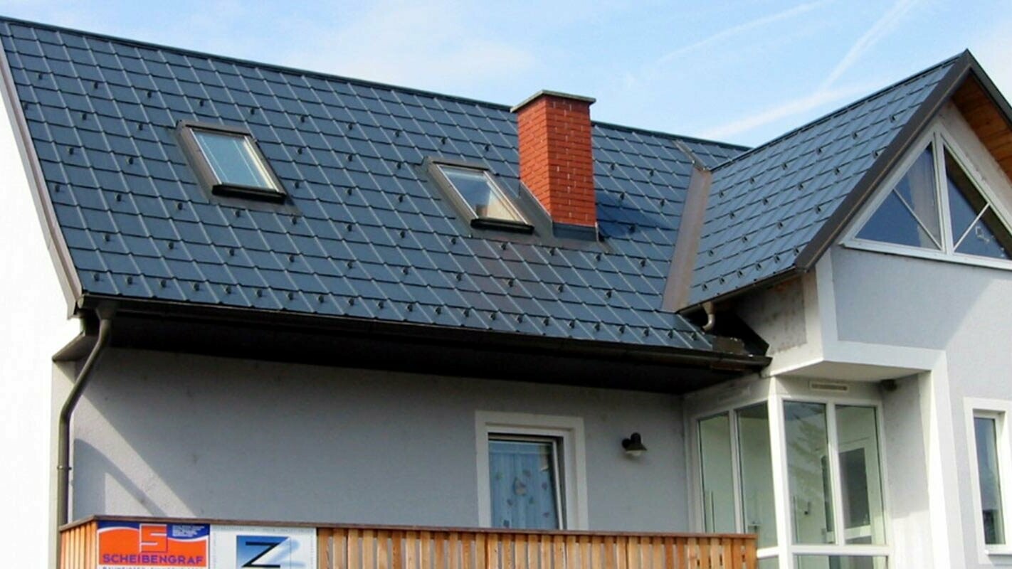 Einfamilienhaus mit Satteldach mit blauer Fassade mit neu renoviertem Dach von PREFA