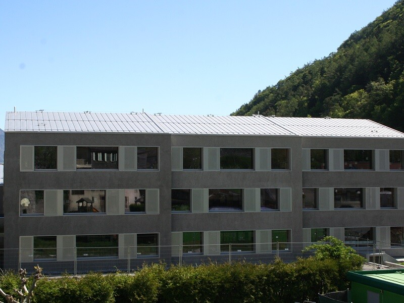 Seitliche Dachansicht des Schulhaus in Martigny mit Falzonal von PREFA