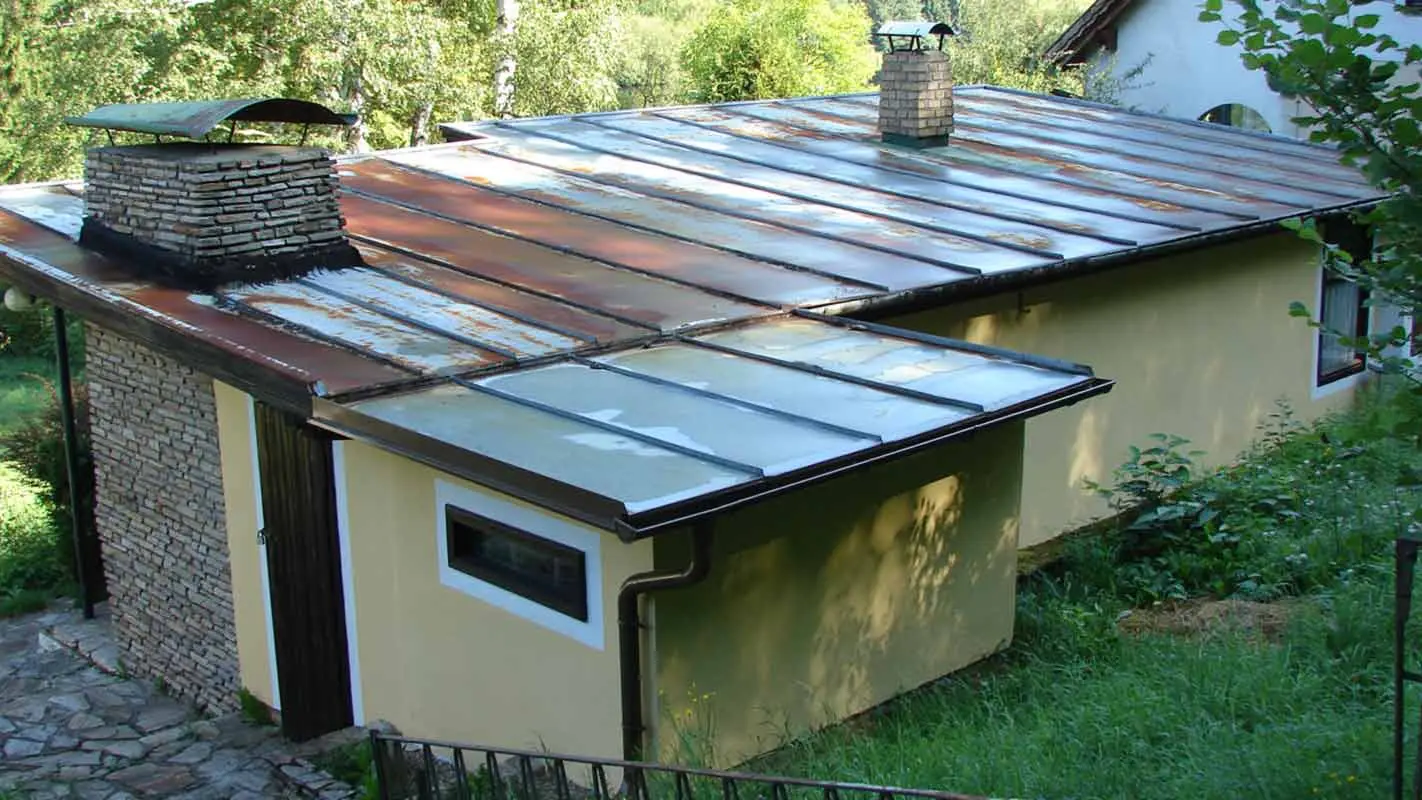 Toit d’abri de jardin rouillé avant la rénovation à l’aide de Prefalz de PREFA