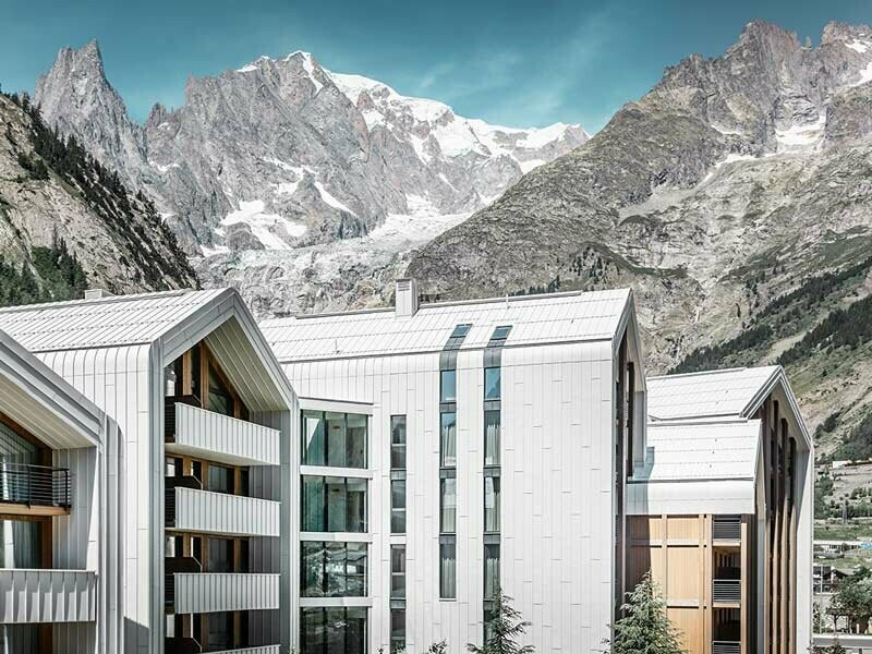 vue de coté sur les 6000 m² de facade PREFA posée sur l' Hotel des Alpes