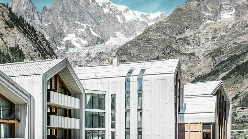 Seitliche Ansicht der 6.000 m2 PREFA Aluminiumfassade des Hotel des Alpes 