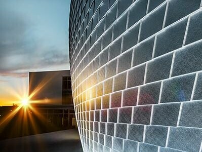Reflet du soleil sur les bardeux aluminium naturel PREFA de la salle de sport en République Tchèque