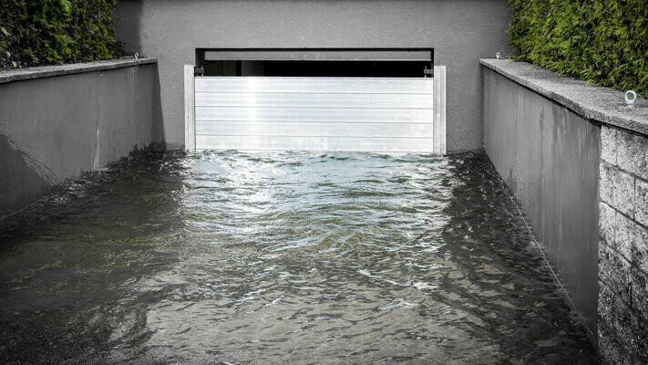 Der PREFA Hochwasserschutz schützt die Garageneinfahrt vor Überflutung durch Hochwasser