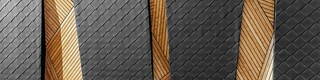 Nahaufnahme der PREFA Wandrauten 44 x 44 in einer modernen Kombination mit Holz.