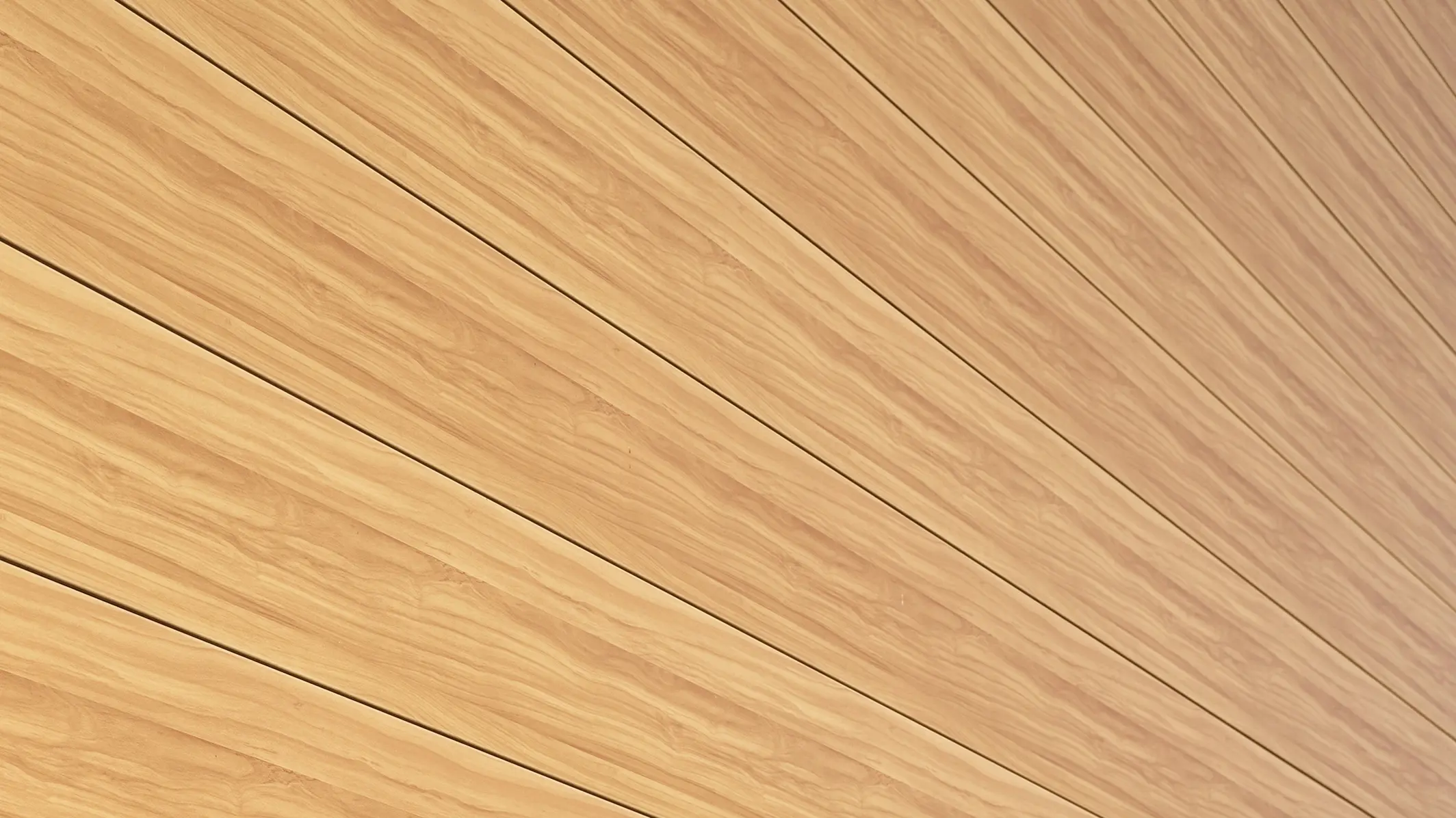 Primo piano della facciata in alluminio realizzata con rivestimenti PREFA Sidings nel colore rovere naturale su una casa unifamiliare a Usingen, Germania.
