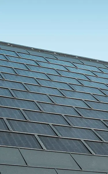 Superficie posata della tegola fotovoltaica PREFA abbinata alla tegola R.16 nel colore P.10 antracite.
