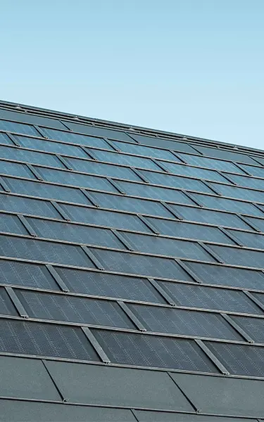 Verlegte Fläche der PREFA Solardachplatte kombiniert mit der Dachplatte R.16 in der Farbe P.10 Anthrazit.