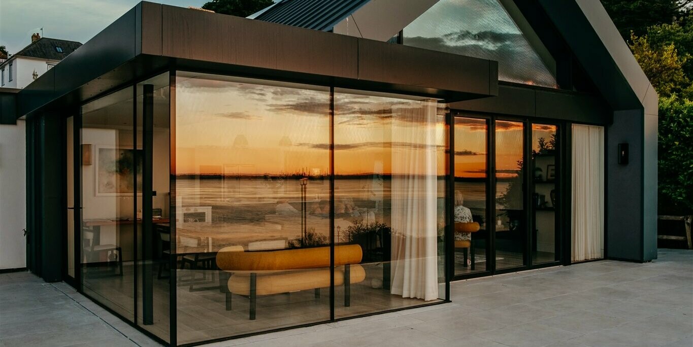 Nahaufnahme von der Terrasse eines luxuriösen Bungalows mit Meerblick auf der Isle of Wight. Das Gebäude wurde mit PREFALZ in P.10 Dunkelgrau verkleidet.