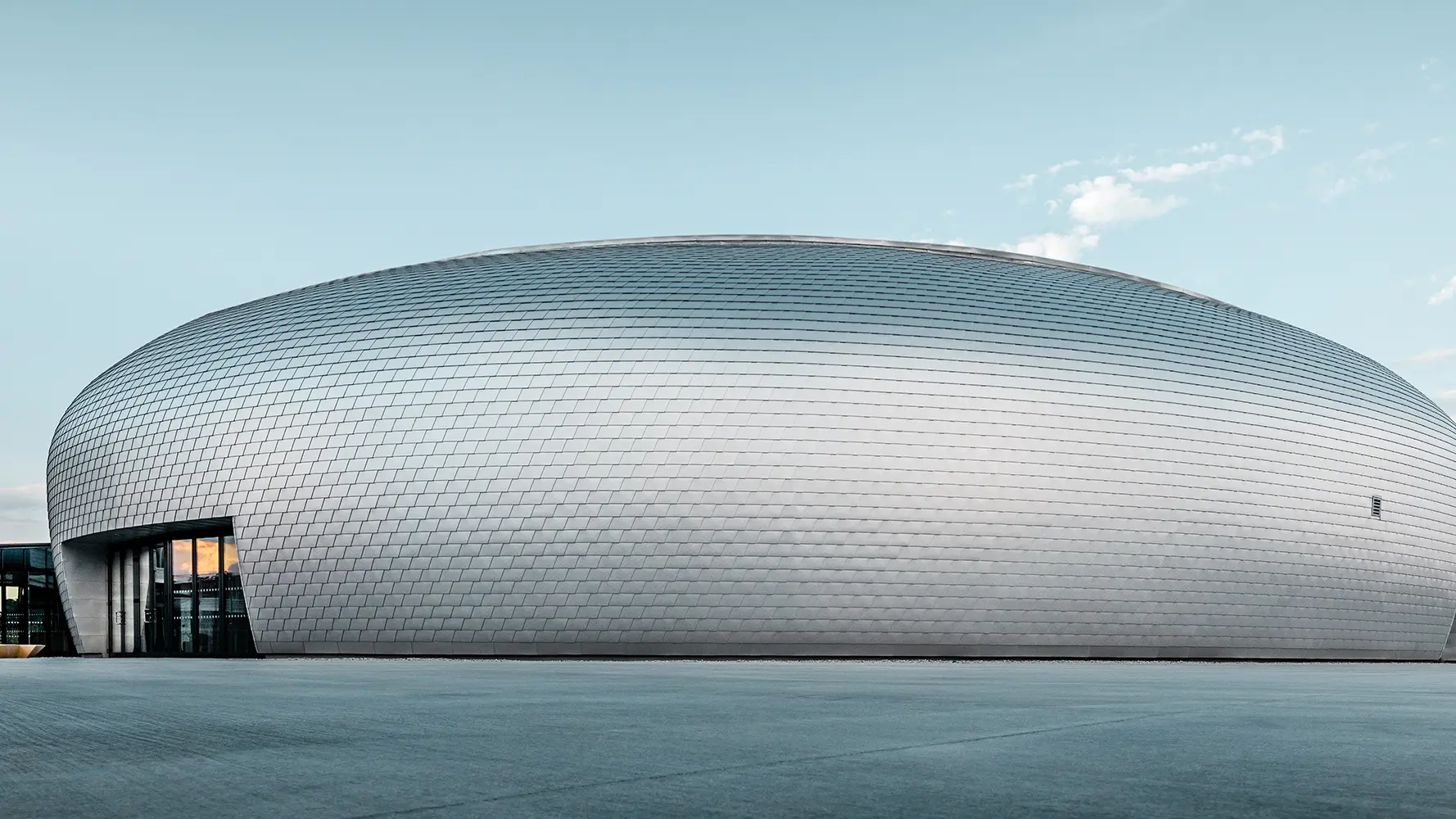 Salle de sport tchèque en Bardeaux en aluminium PREFA dans la teinte aluminium naturel