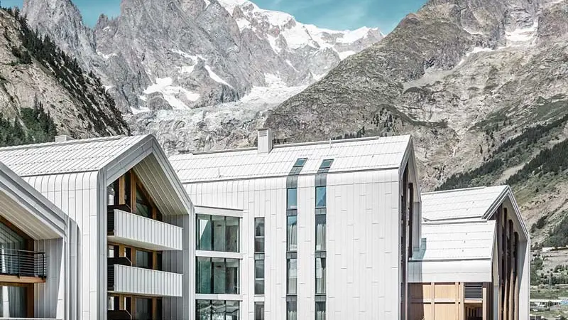 Vista laterale della facciata in alluminio di 6.000 mq del Hotel des Alpes 