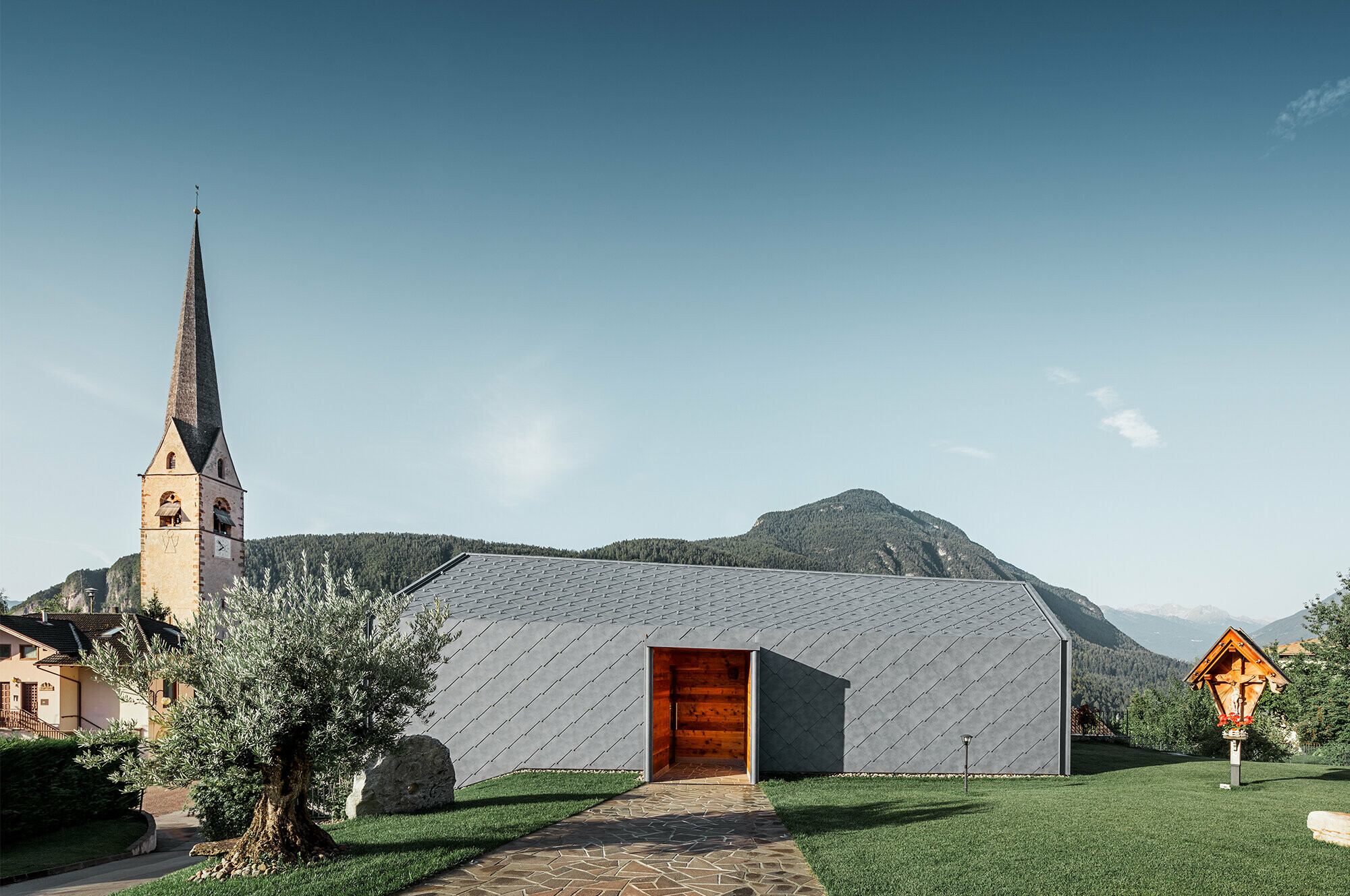 Seitenansicht Schönheitssalon in Livo Italien mit Dach- und Wandraute 44 × 44 in Steinoptik an einem Schönheitssalon in Livo Italien