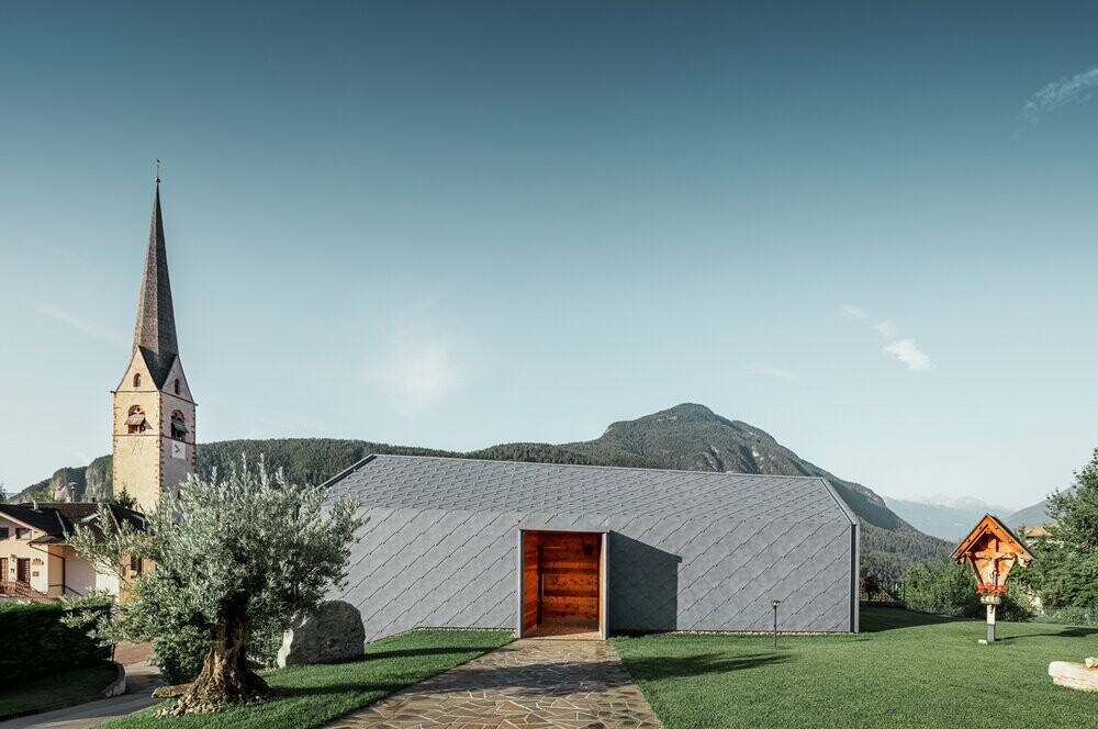 Seitenansicht Schönheitssalon in Livo Italien mit Dach- und Wandraute 44 × 44 in Steinoptik an einem Schönheitssalon in Livo Italien