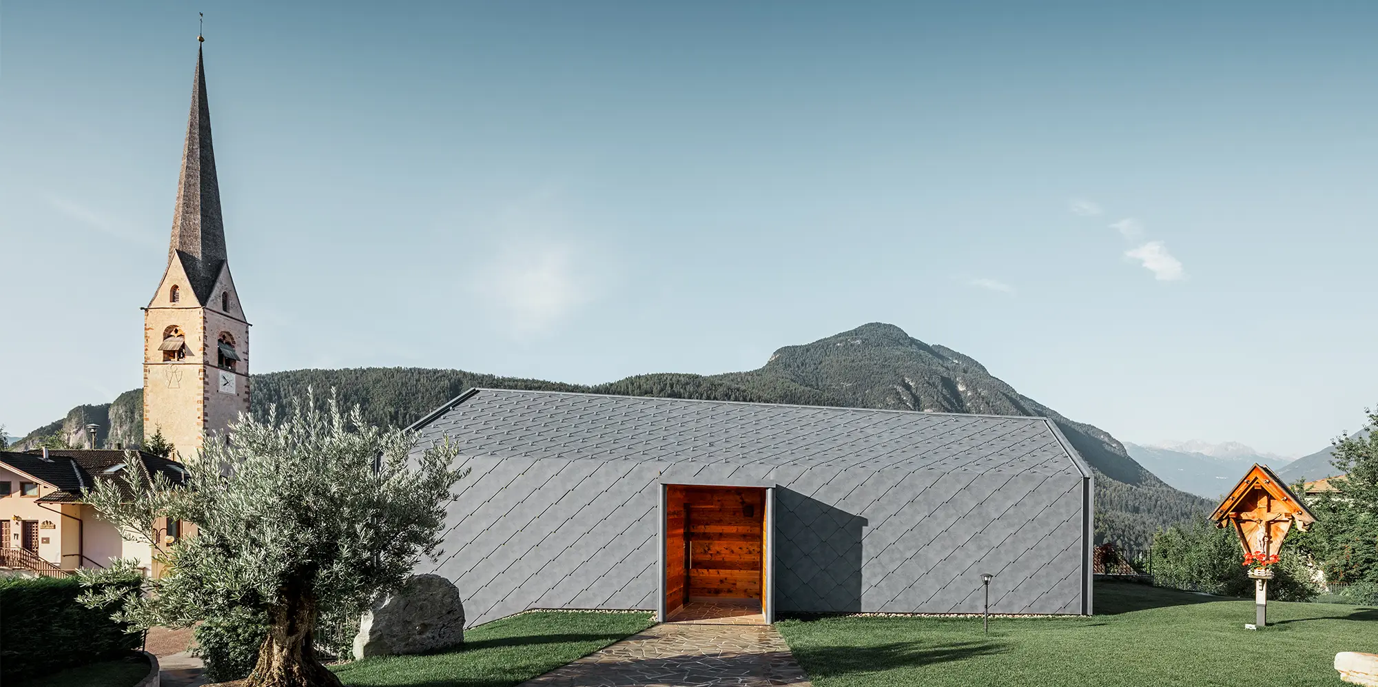 Avec les losanges de toiture et de façade PREFA 44 × 44 imitation pierre, la créativité ne connaît pas de limites.