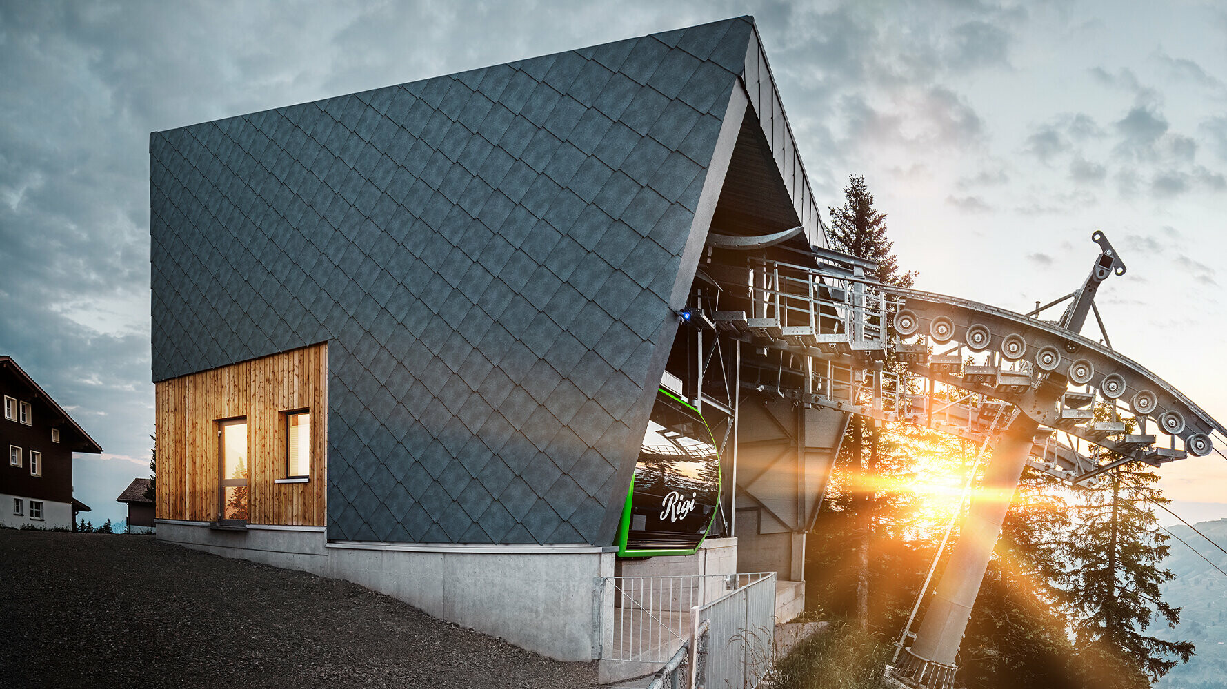 L’impianto di risalita con tetto e facciata PREFA in Svizzera al tramonto.