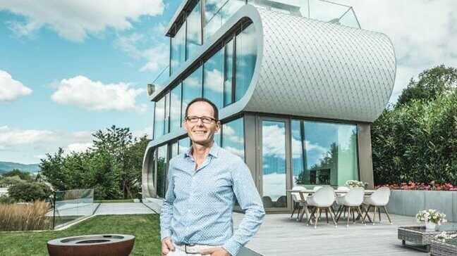 Ritratto dell'architetto Stefan Camenzind riguardo alla flessibilità e versatilitá dei prodotti PREFA, architetto del Flexhouse al lago di Zurigo