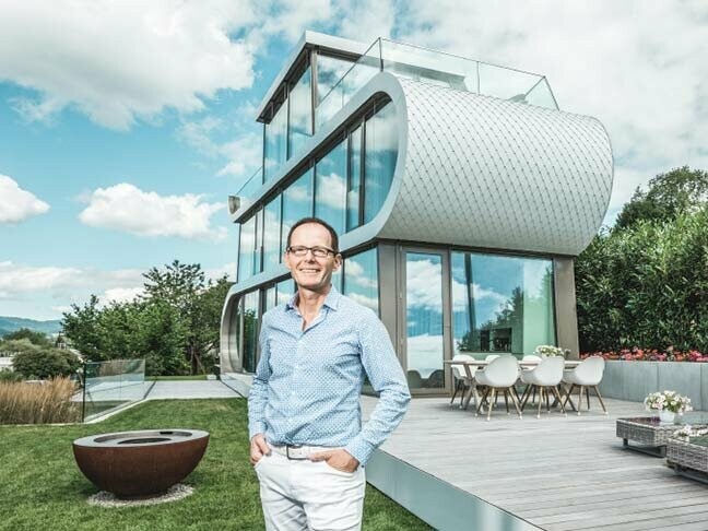 Portrait de l'architecte Stefan Camenzind sur la flexibilité et la diversité des produits PREFA, architecte de la Flexhouse sur le lac de Zurich