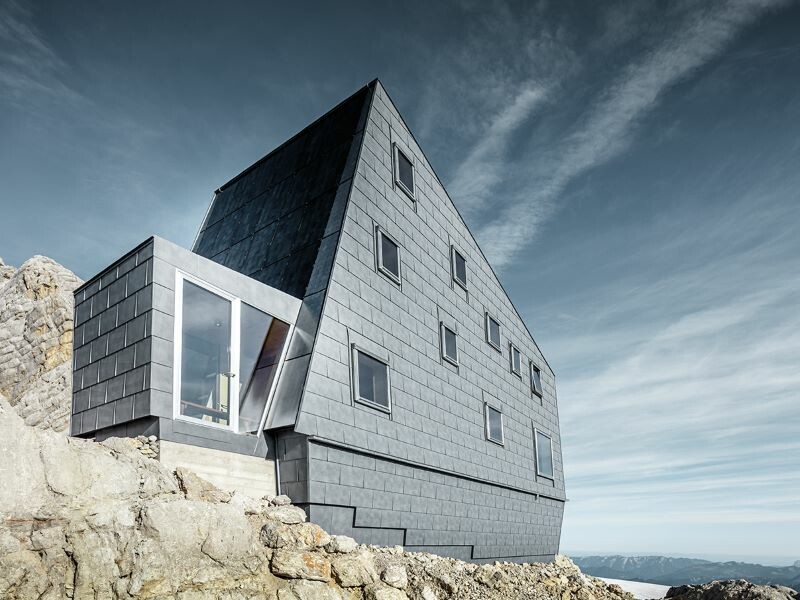 Vista laterale del rifugio Seethalerhütte a 2.740 metri rivestito in FX.12 PREFA colore P.10 grigio pietra