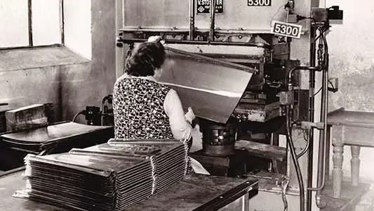 Il primo stand fieristico di PREFA; la parete di prova è stata rivestita con la tegola PREFA