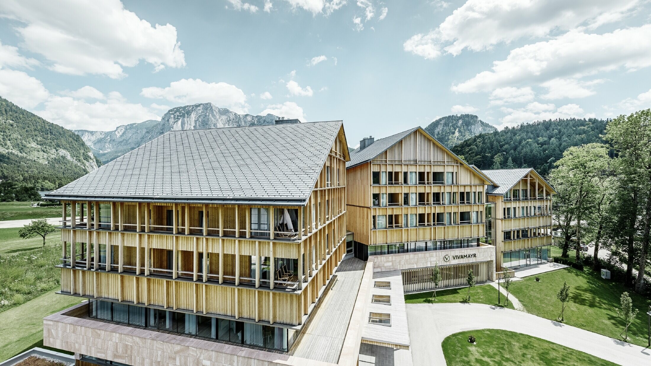 L’Hotel Vivamayr ad Altaussee con facciata in legno e scandole PREFA