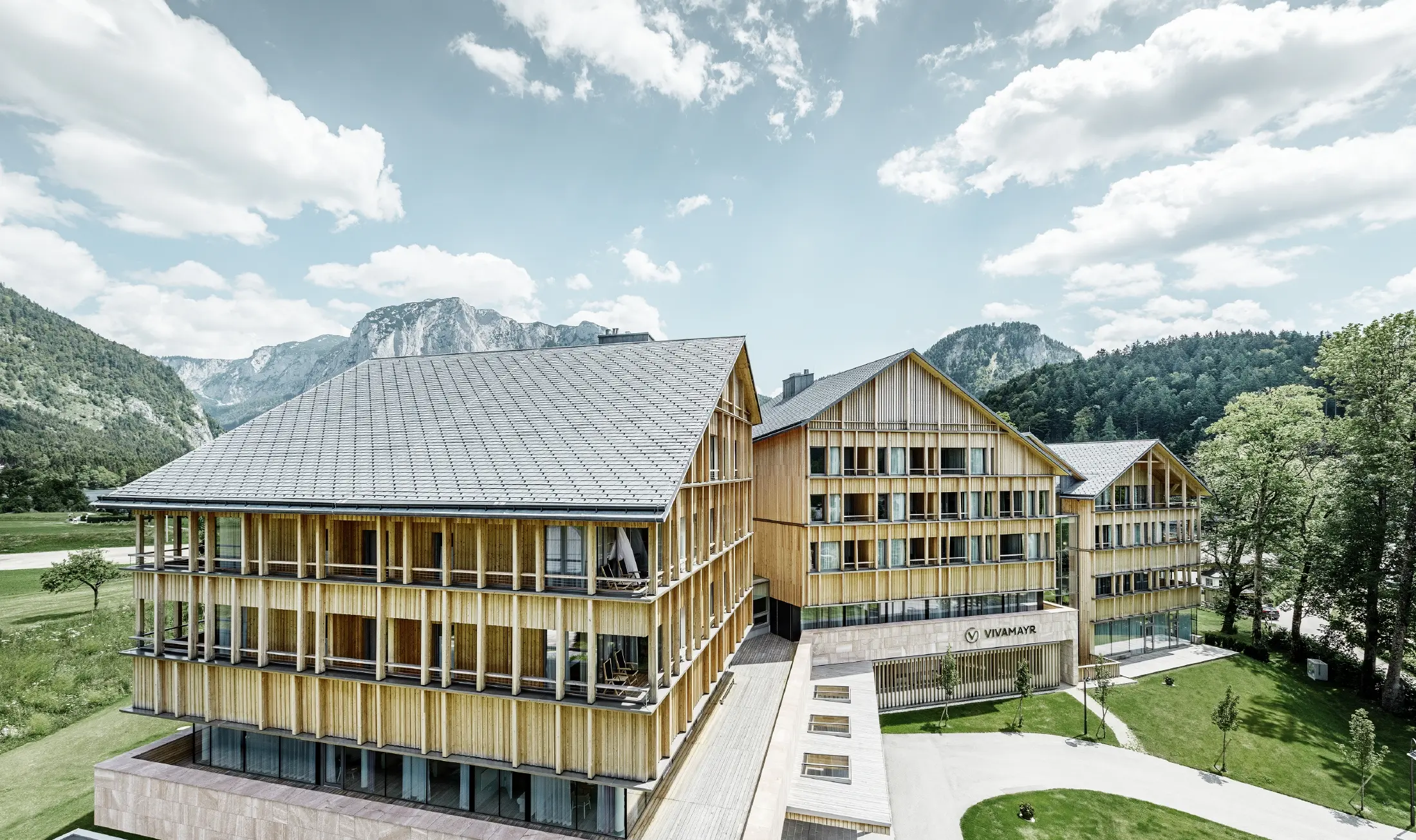 L’Hotel Vivamayr ad Altaussee con facciata in legno e scandole PREFA