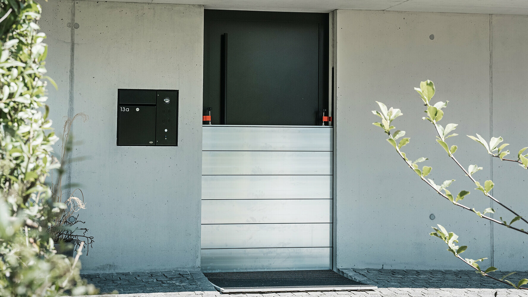 Système de protection contre les crues PREFA pour la préservation d’un bâtiment Protection contre les crues PREFA pour préserver les garages d’une maison individuelle des inondations