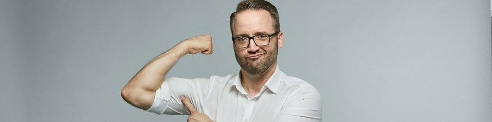 Regionalleiter, Christian Wirth, zeigt seine Muskeln und symbolisiert dadurch Stärke.