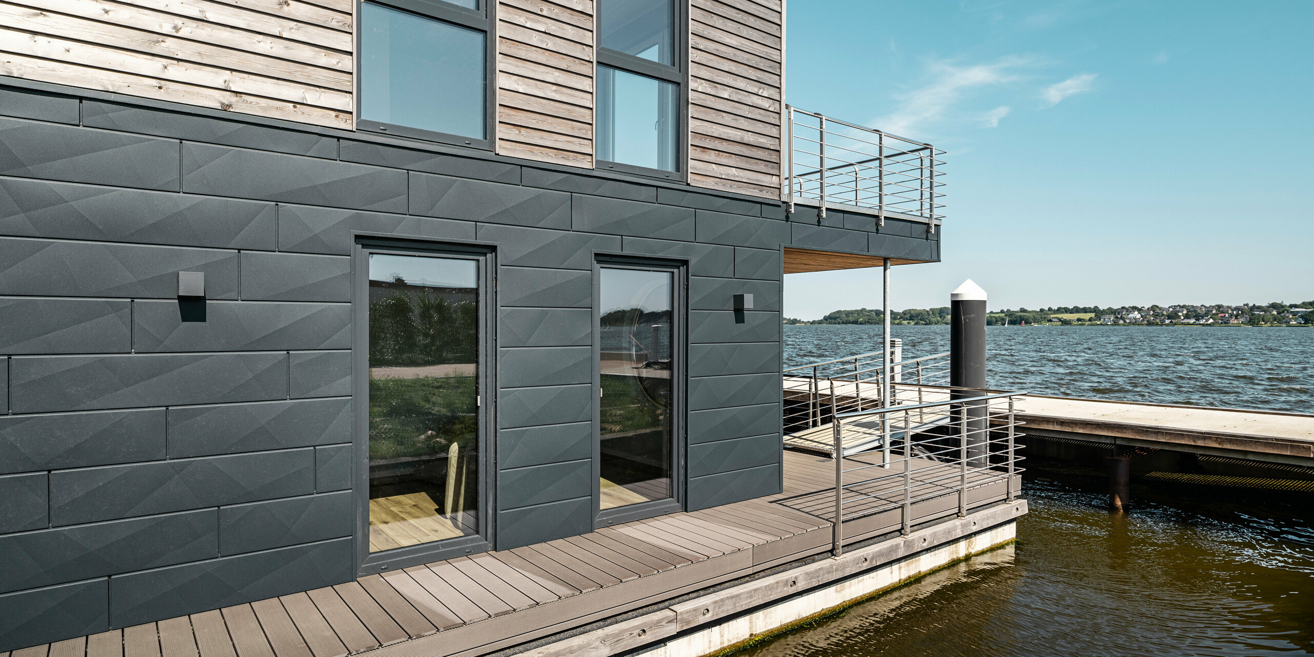 La façade en aluminium Siding.X PREFA  entoure onze maisons flottantes dans le port pionnier du Schleswig.