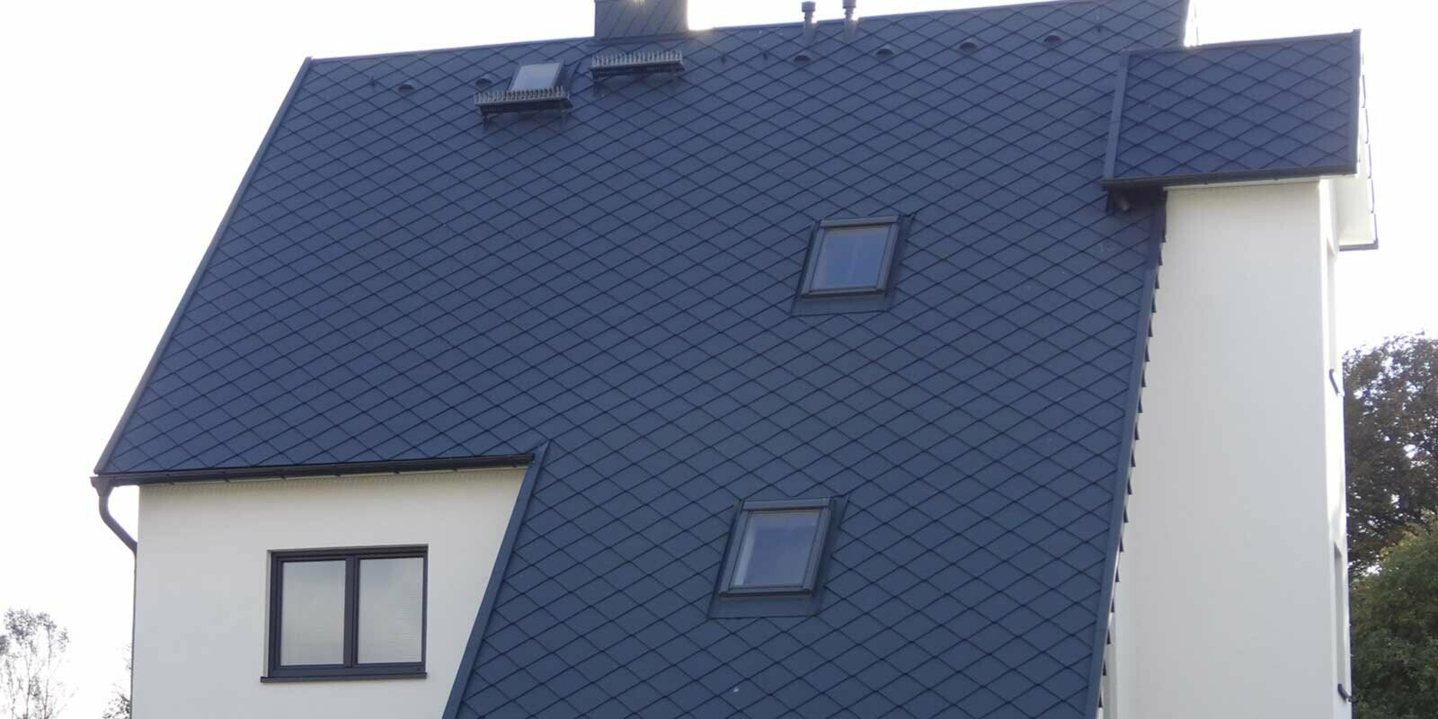 Ristrutturazione della lunga superficie del tetto di una casa monofamiliare con scaglie PREFA